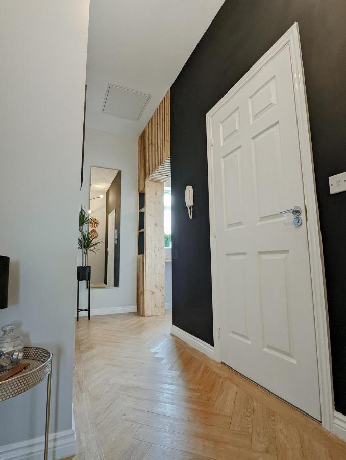 Spacious, Mid-Century 1 Bedroom Apartment Quedgeley المظهر الخارجي الصورة